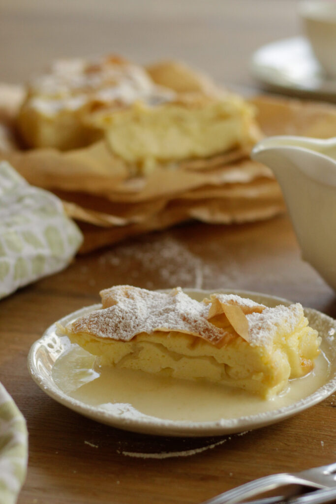 Schneller Topfenstrudel mit Vanillesoße