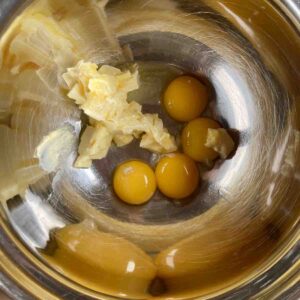 Eidotter und Butter in Schüssel - egg yolks and butter in a bowl.