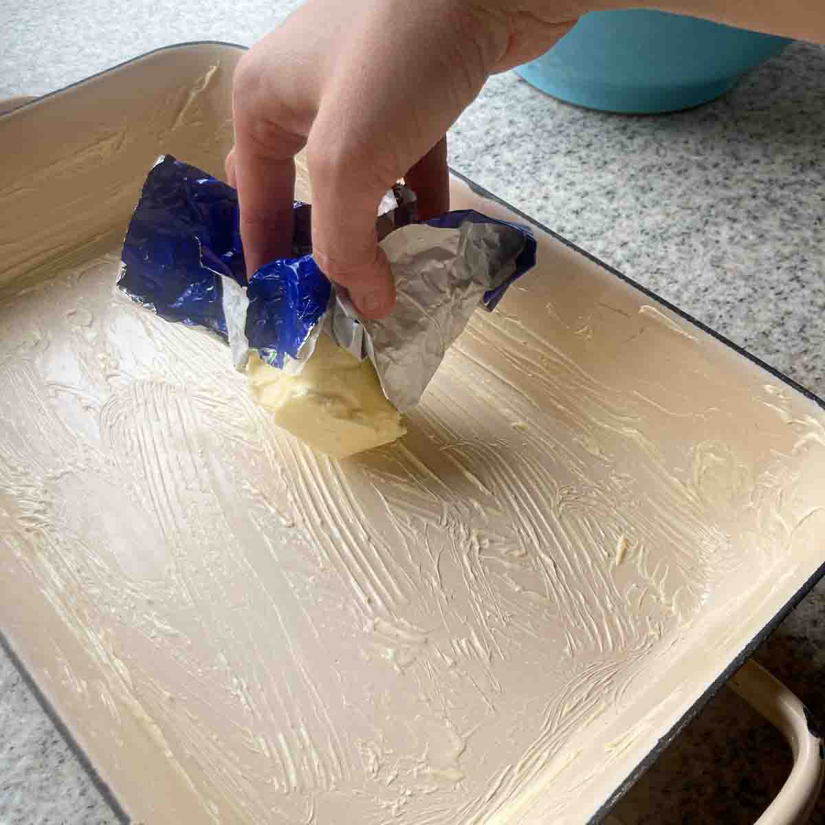 Bräter mit Butter einfetten - greasing a baking pan with butter.