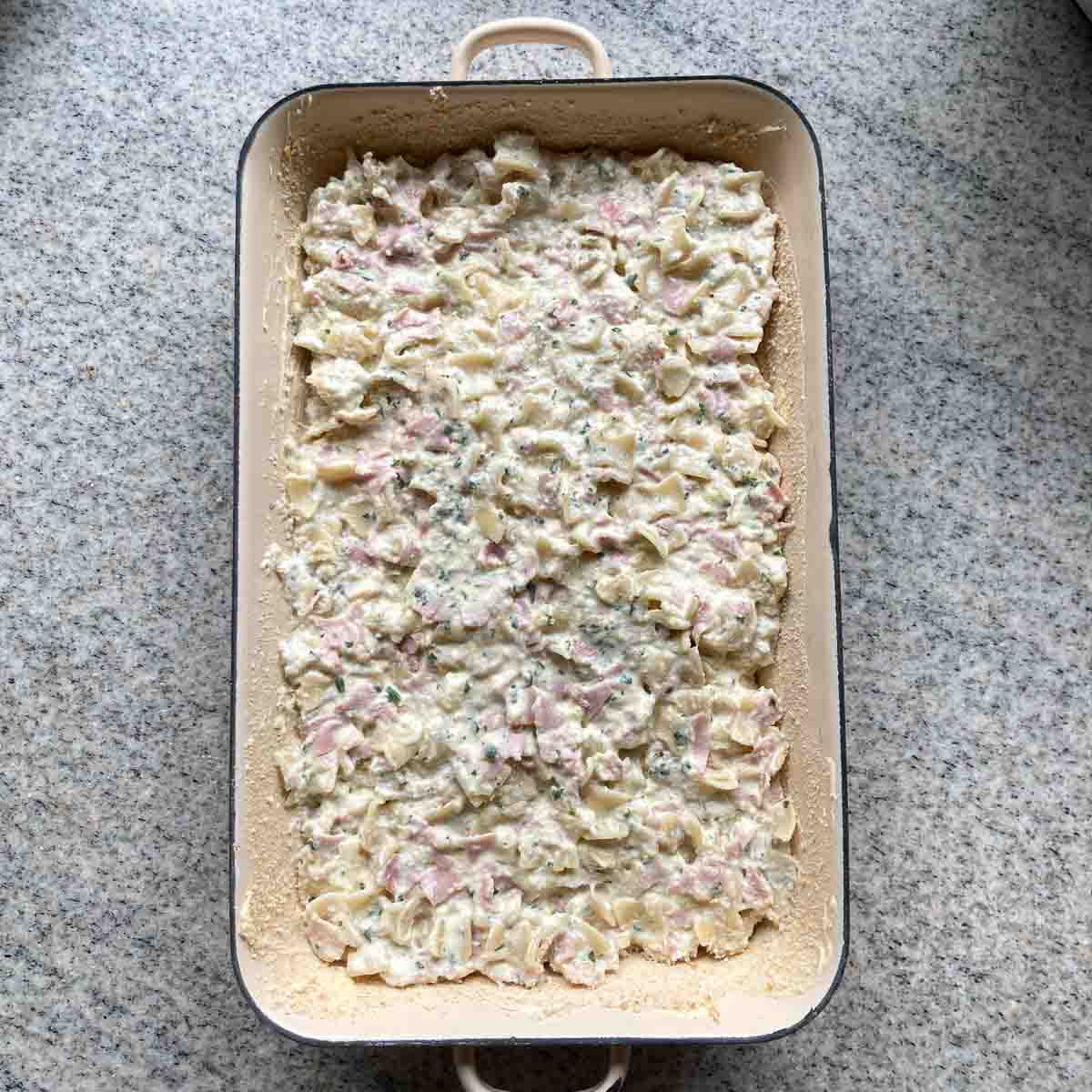 Schinkenfleckerl vor dem Backen. - Baking pan with Schinkenfleckerl mass before baking.