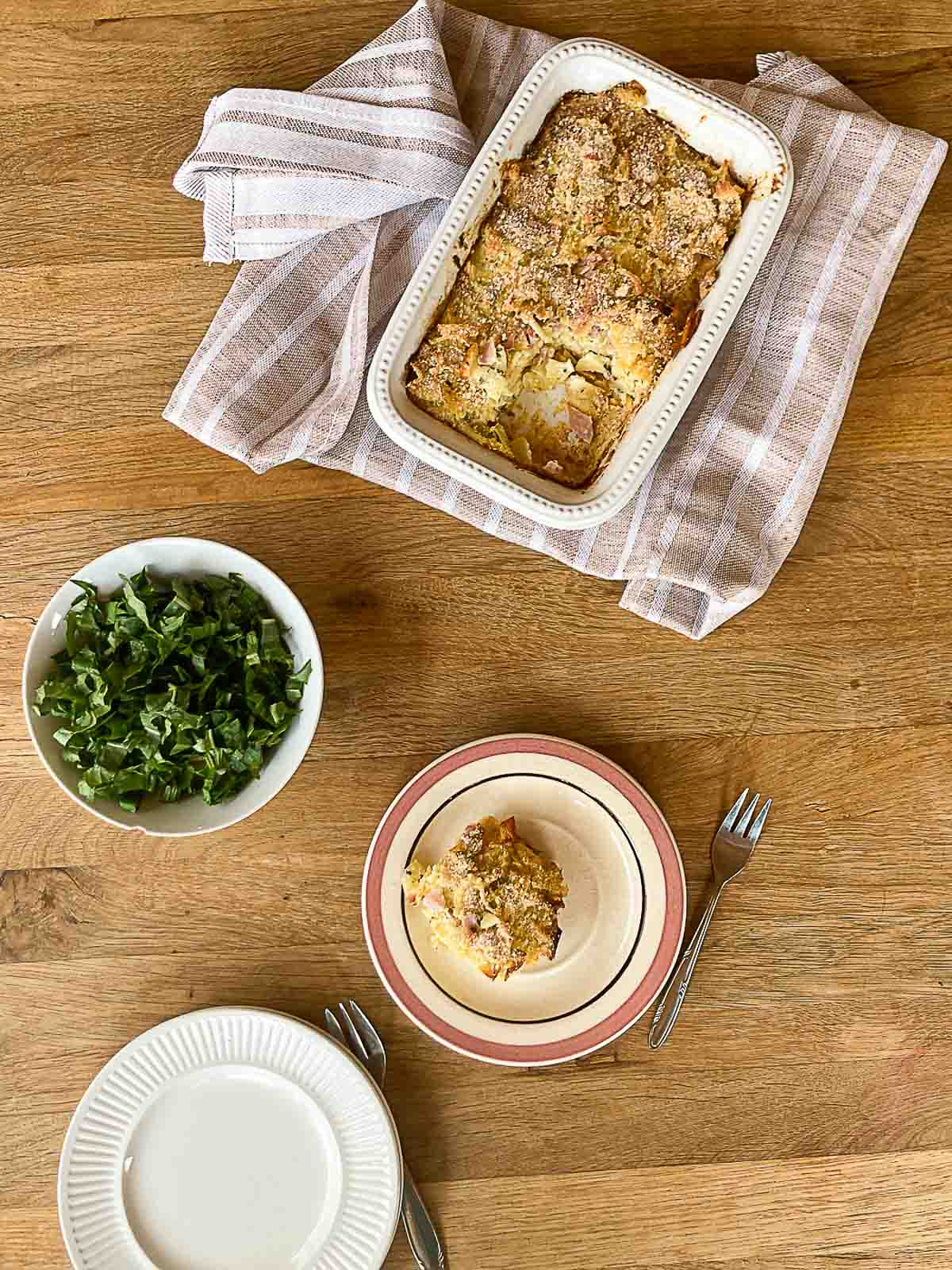 Traditionelle Schinkenfleckerl im Ofen überbacken