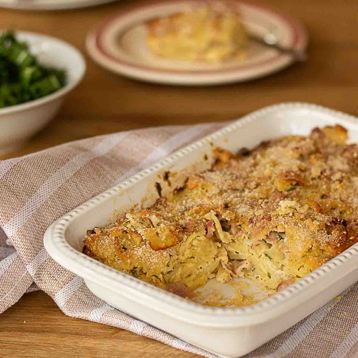 Traditionelle Schinkenfleckerl im Ofen überbacken