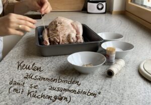 Keulen mit Küchengarn zusammenbinden