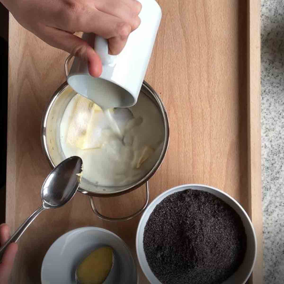 Mohnfülle Milch mit Butter und Zucker aufkochen