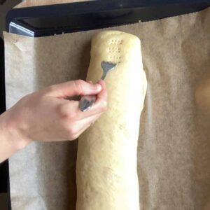 Mohnstrudel vor dem Backen einstechen