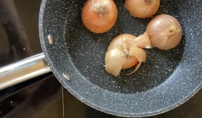 Zwiebelhälften mit Schale rösten für Rindsuppe