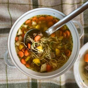 Rindsuppe in Topf - beef soup.