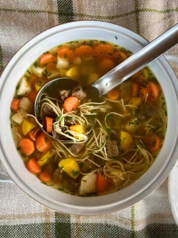 Rindsuppe in Topf - beef soup.