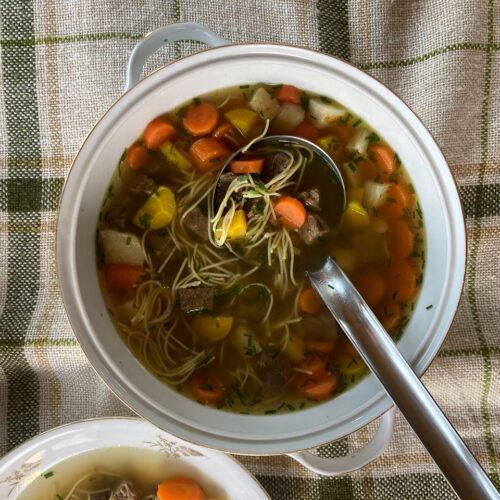 Selbstgemachte Rindsuppe