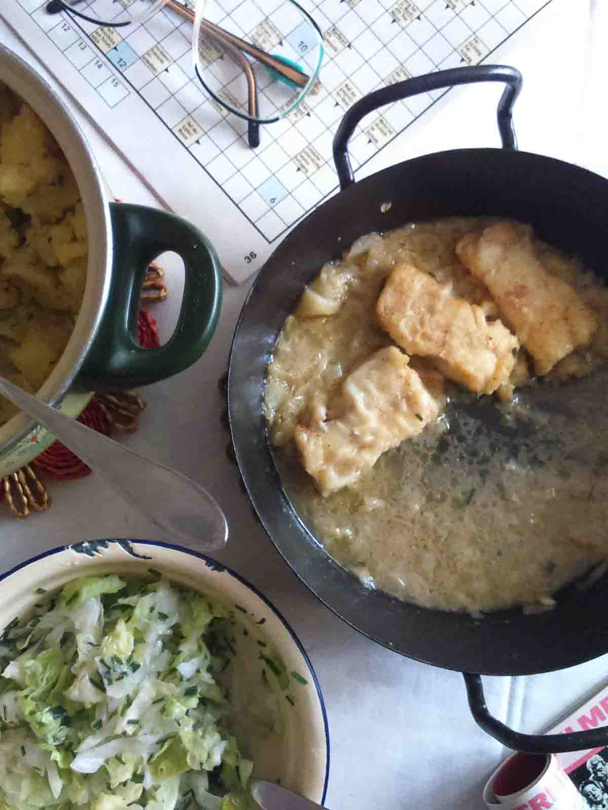 Dorschfilet mit Lauch, Petersilkartoffeln und grünem Salat