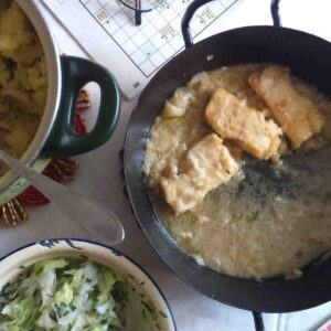 Dorschfilet mit Lauch, Petersilkartoffeln und grünem Salat