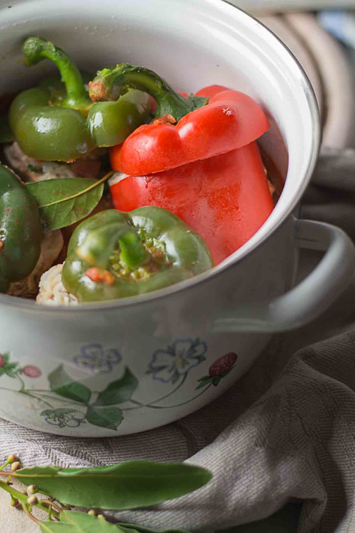 Gefüllte Paprika im Kochtopf | stuffed peppers in a pot