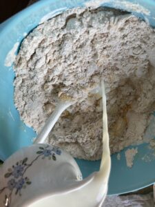 Teig verrühren Eiernockerl mit Dinkel Vollkorn Teig