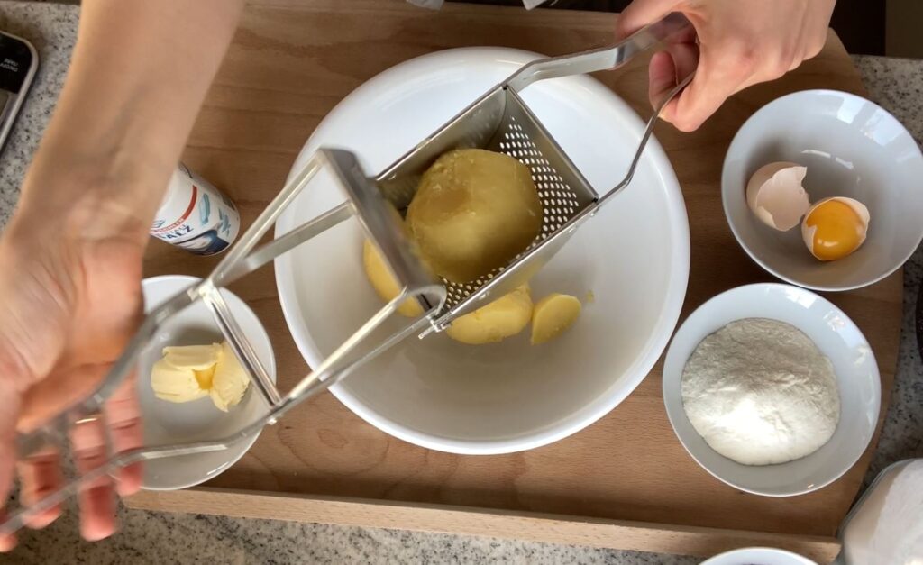 Kartoffeln pressen mit Kartoffelpresse
