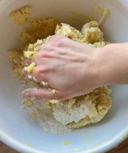 Kartoffelteig mit der Hand kneten