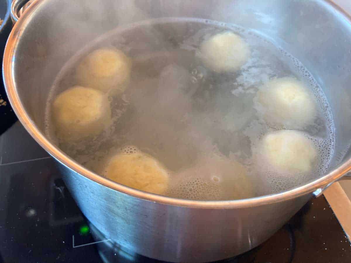 Erdbeerknödel im Kochtopf köcheln (sieden) lassen