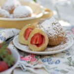 Erdbeerknödel angerichtet auf Gartentisch