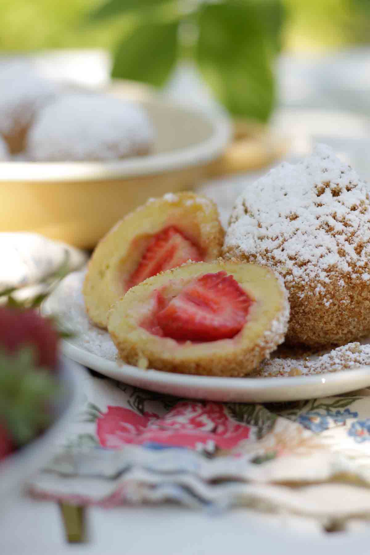 Erdbeerknödel angerichtet auf Gartentisch