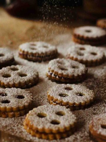 Linzer Augen mit Staubzucker bestreut | Linzer Cookies with powdered sugar