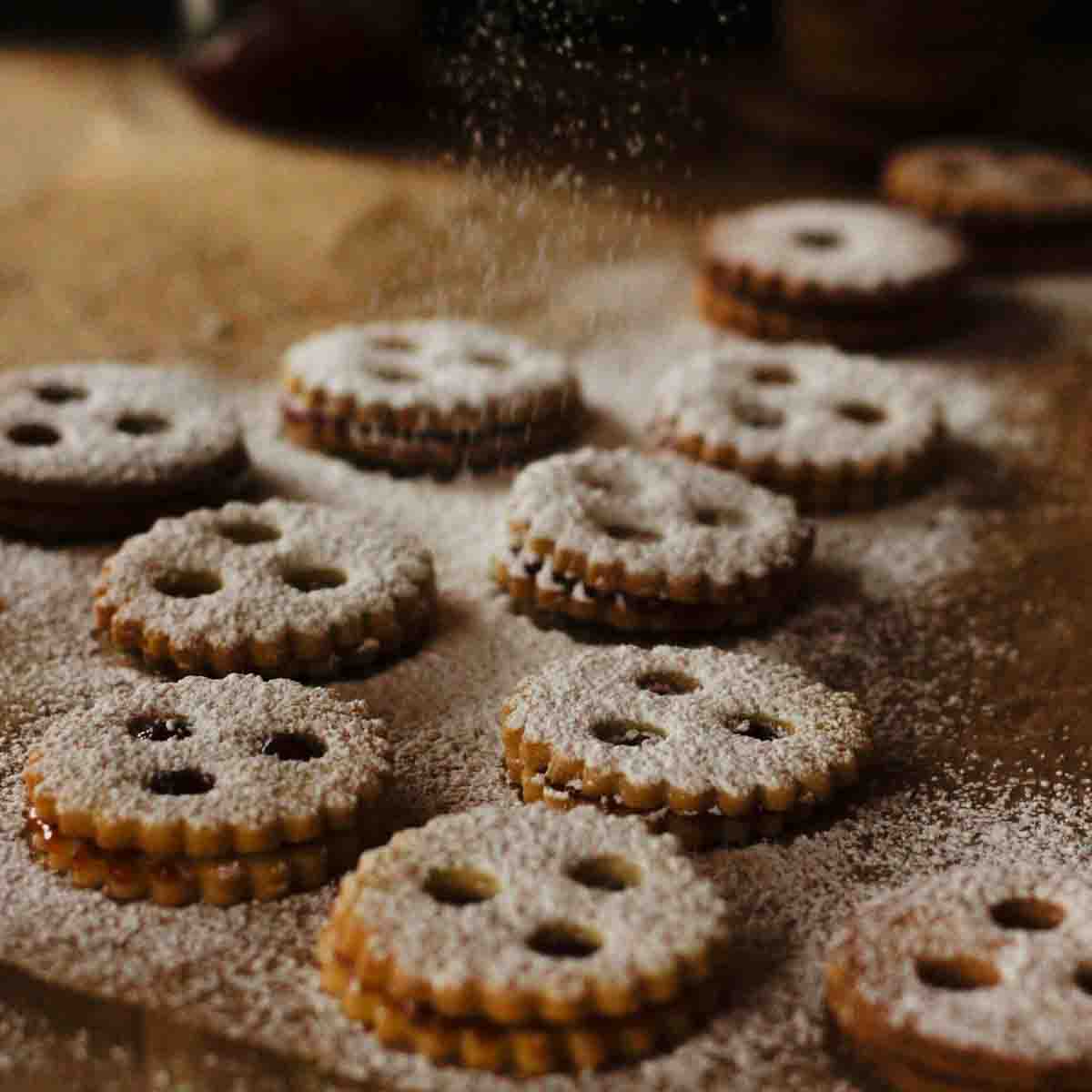 Linzer Augen mit Staubzucker bestreut | Linzer Cookies with powdered sugar