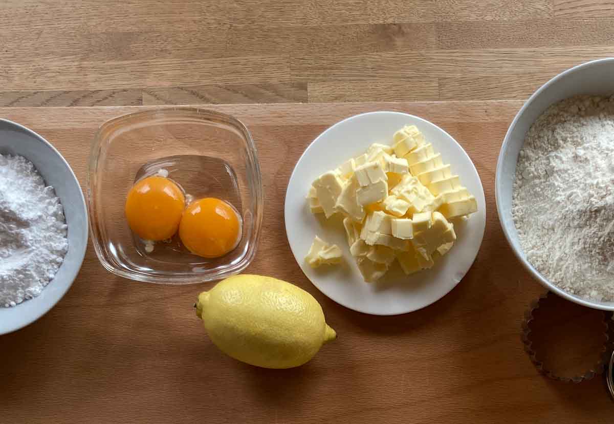 Zutaten Linzer Augen Mehl, Butter, Zucker, Eidotter, Zitronenabrieb