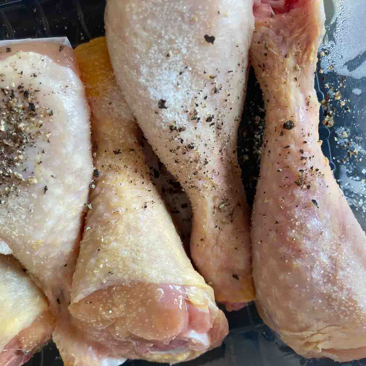 Hühnerkeulen salzen