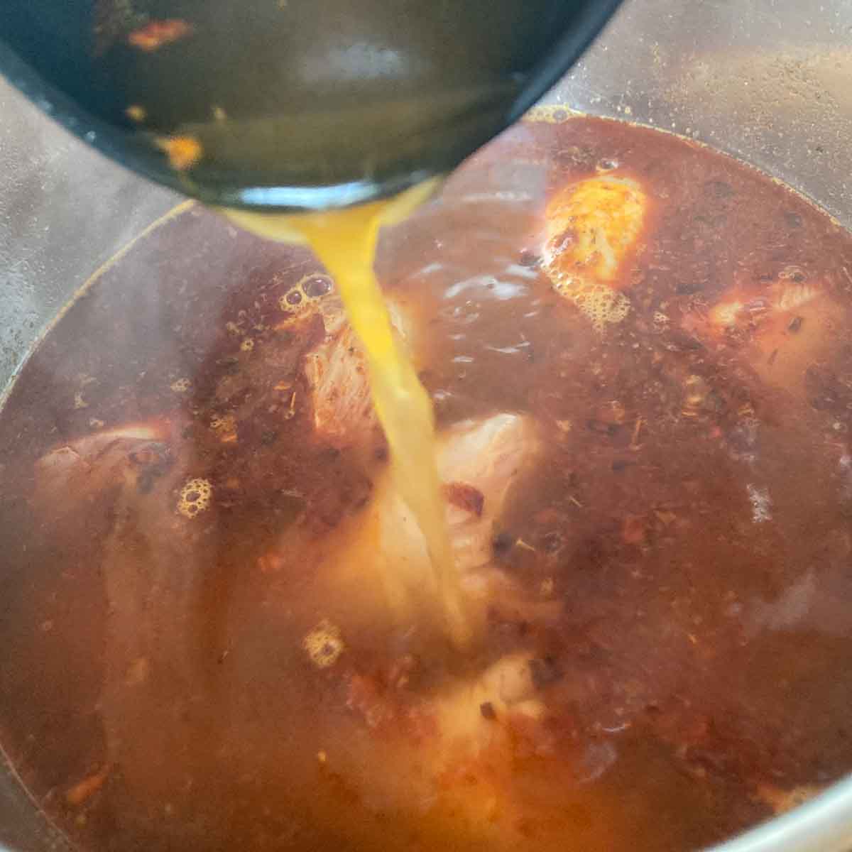 Paprikahendl mit Suppe aufgießen