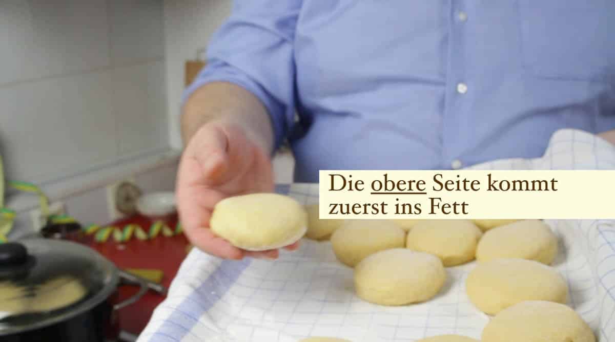 Obere Seite der Krapfen zuerst ins Fett