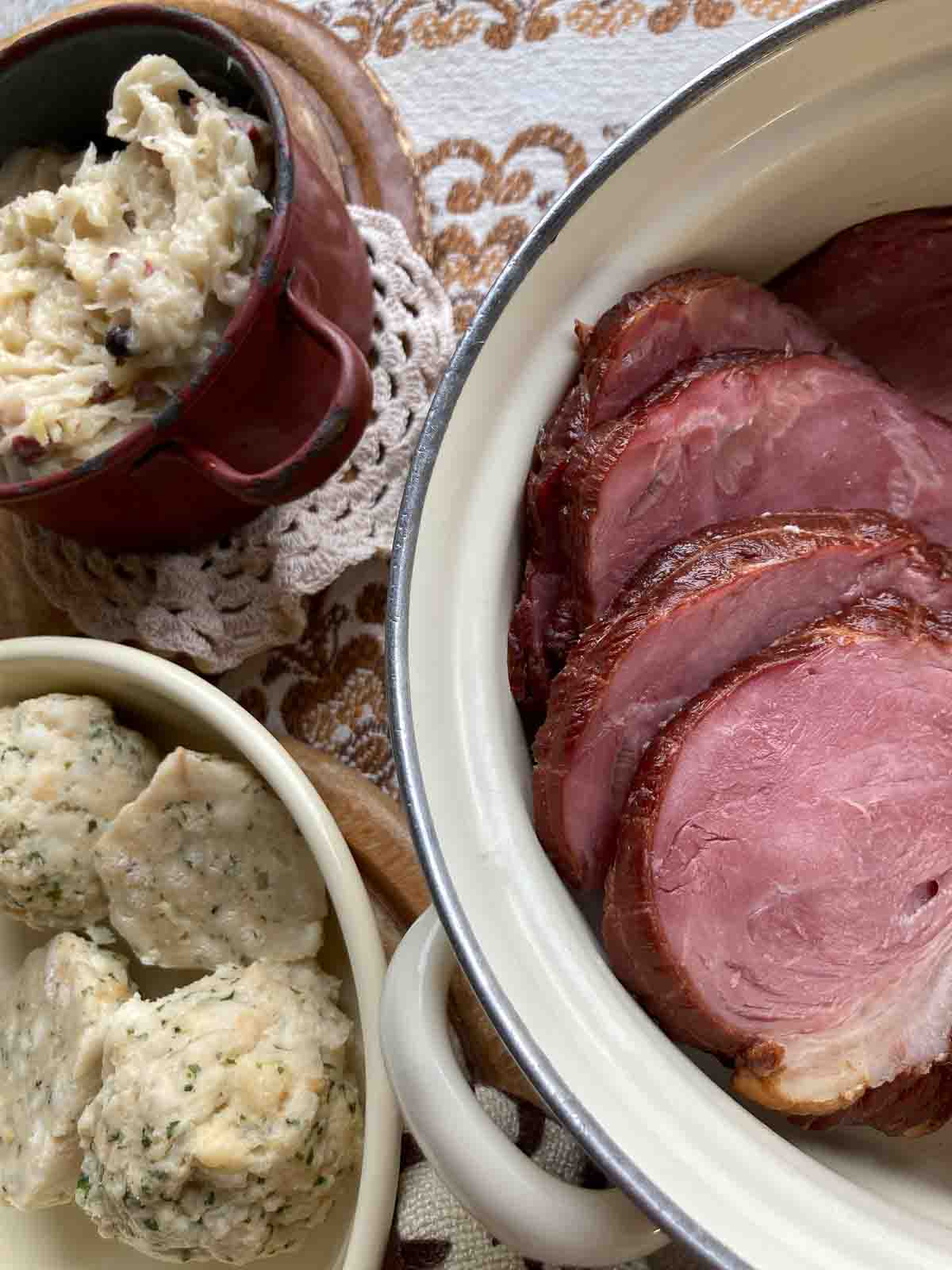 Geselchtes mit Sauerkraut und Semmelknödeln