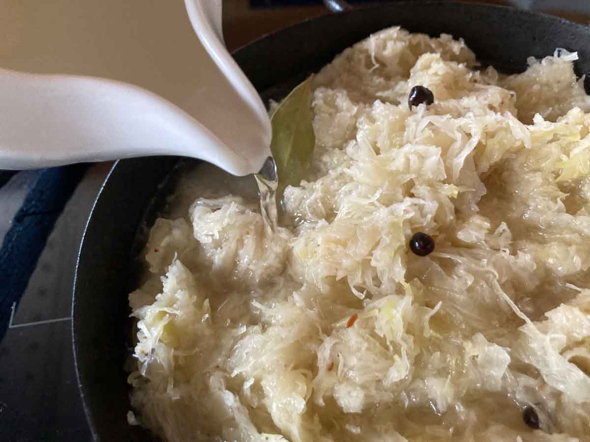 Sauerkraut mit Wasser aufgießen