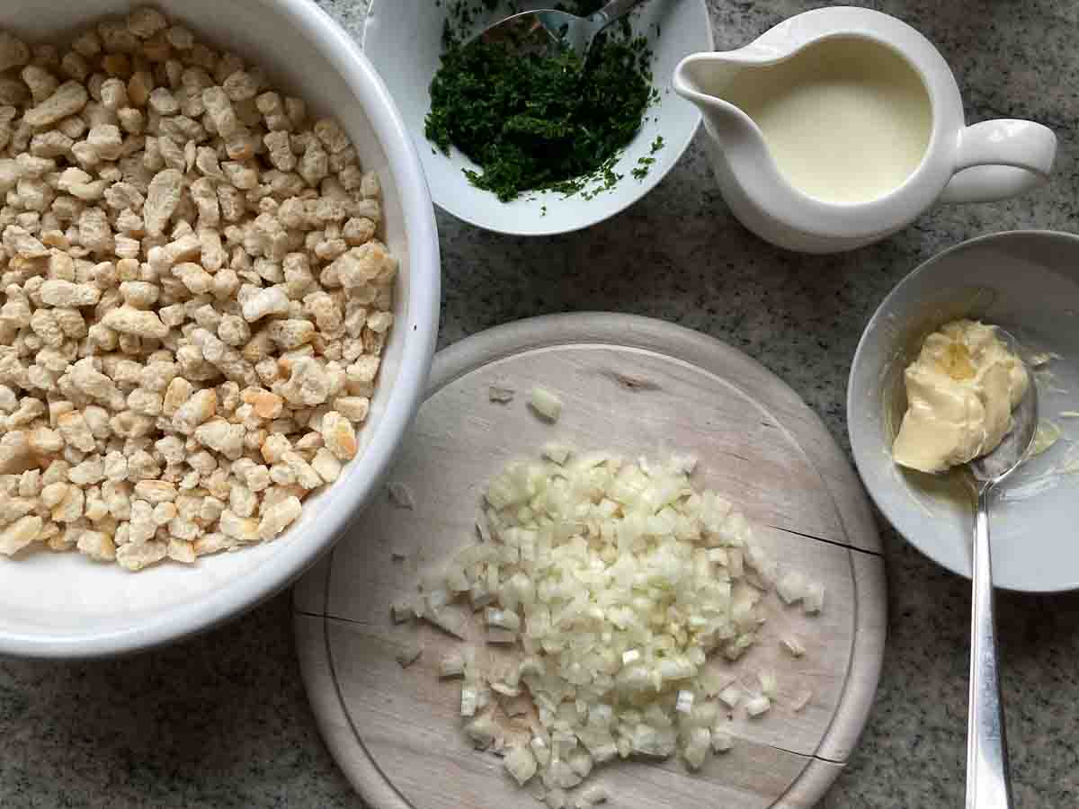 Zwiebel klein schneiden für Semmelknödel | bread dumplings ingredients