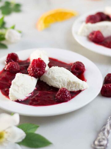 Kalte Topfennockerl mit Gelatine und Himbeersoße