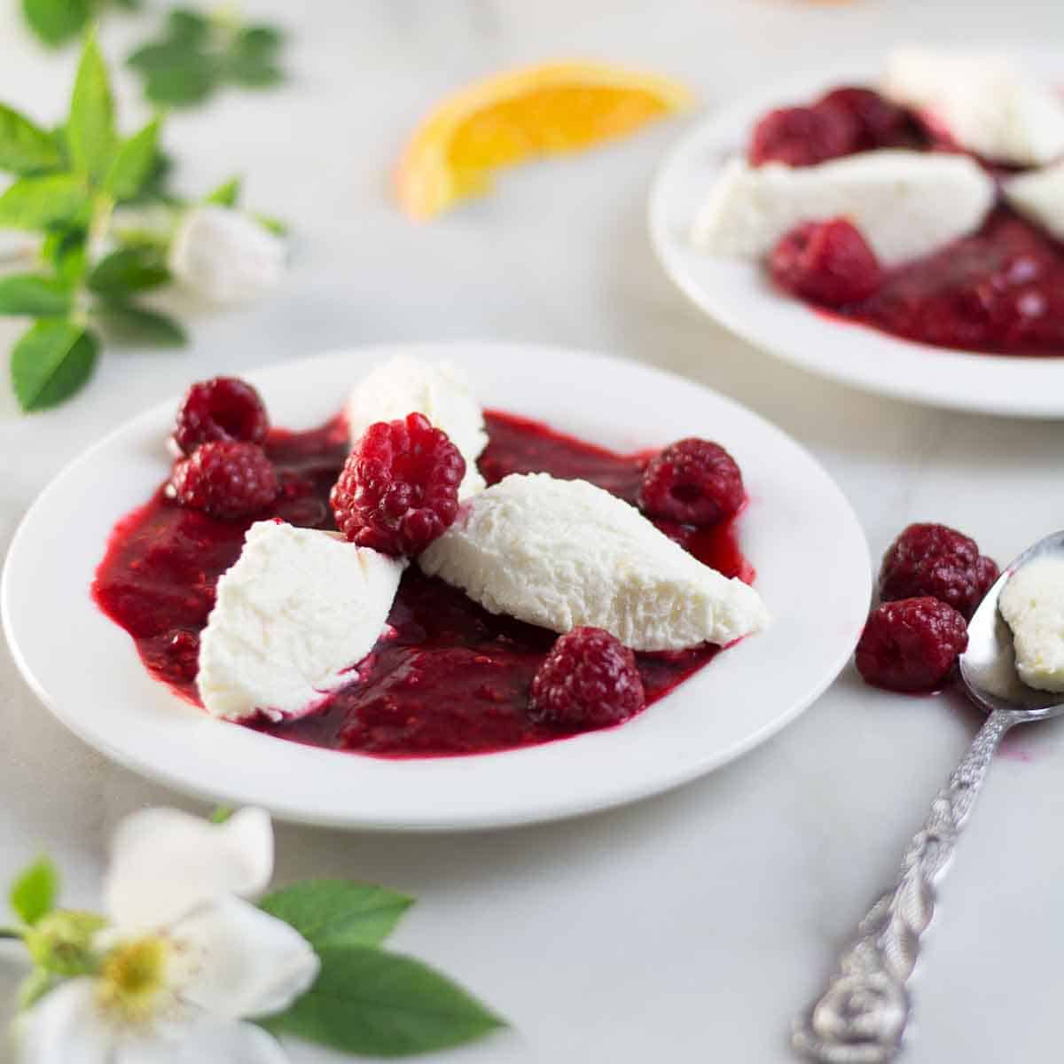 Kalte Topfennockerl mit Gelatine und Himbeersoße