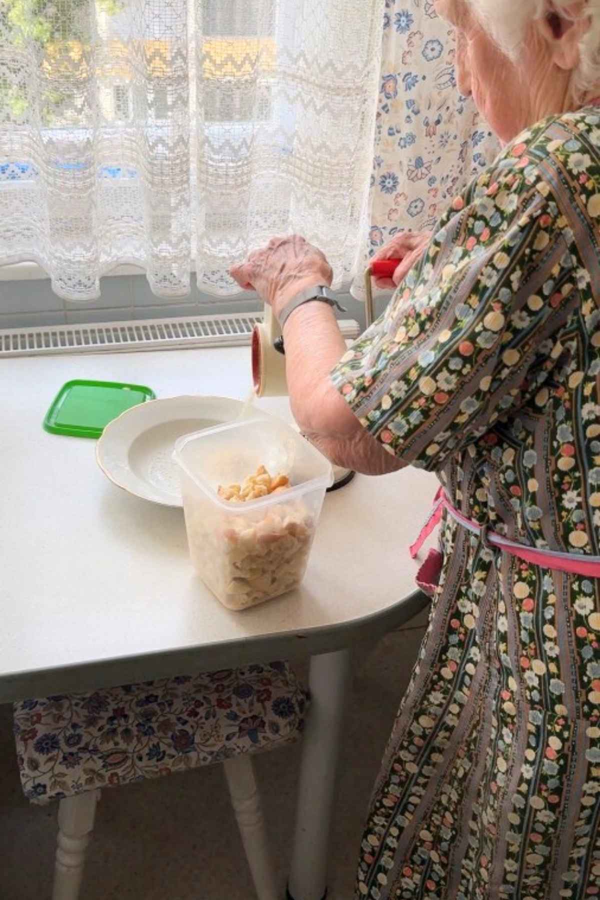Oma macht Semmelbrösel