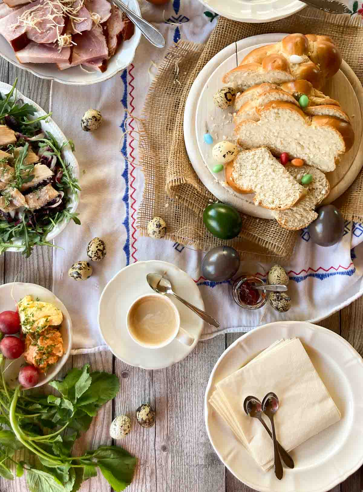 Osterbrunch Osterfrühstück mit Striezel, Osterschinken, Räucherforelle, Aufstrichen,...