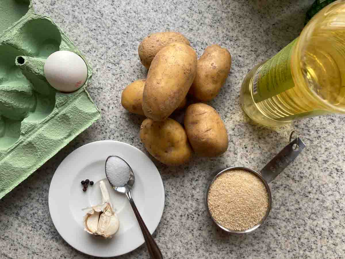 Zutaten für Kartoffelpuffer: Kartoffeln, Ei, Semmelbrösel (Paniermehl), Knoblauch, Salz, Pfeffer, Öl