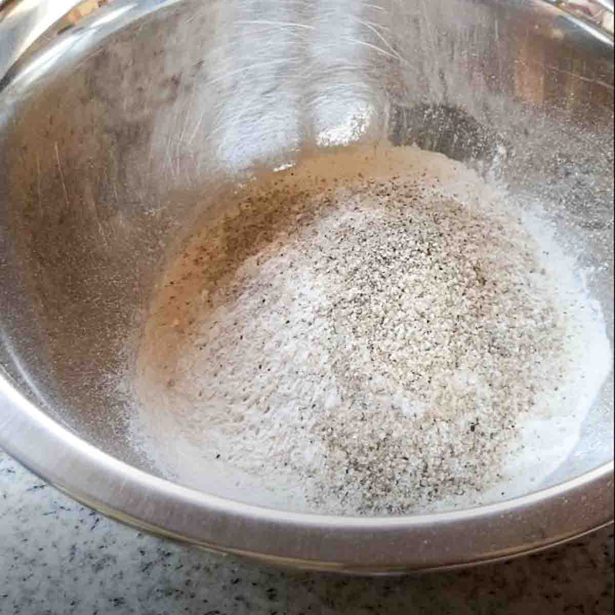 Mehl mit Salz, Backpulver und Vanillezucker mischen