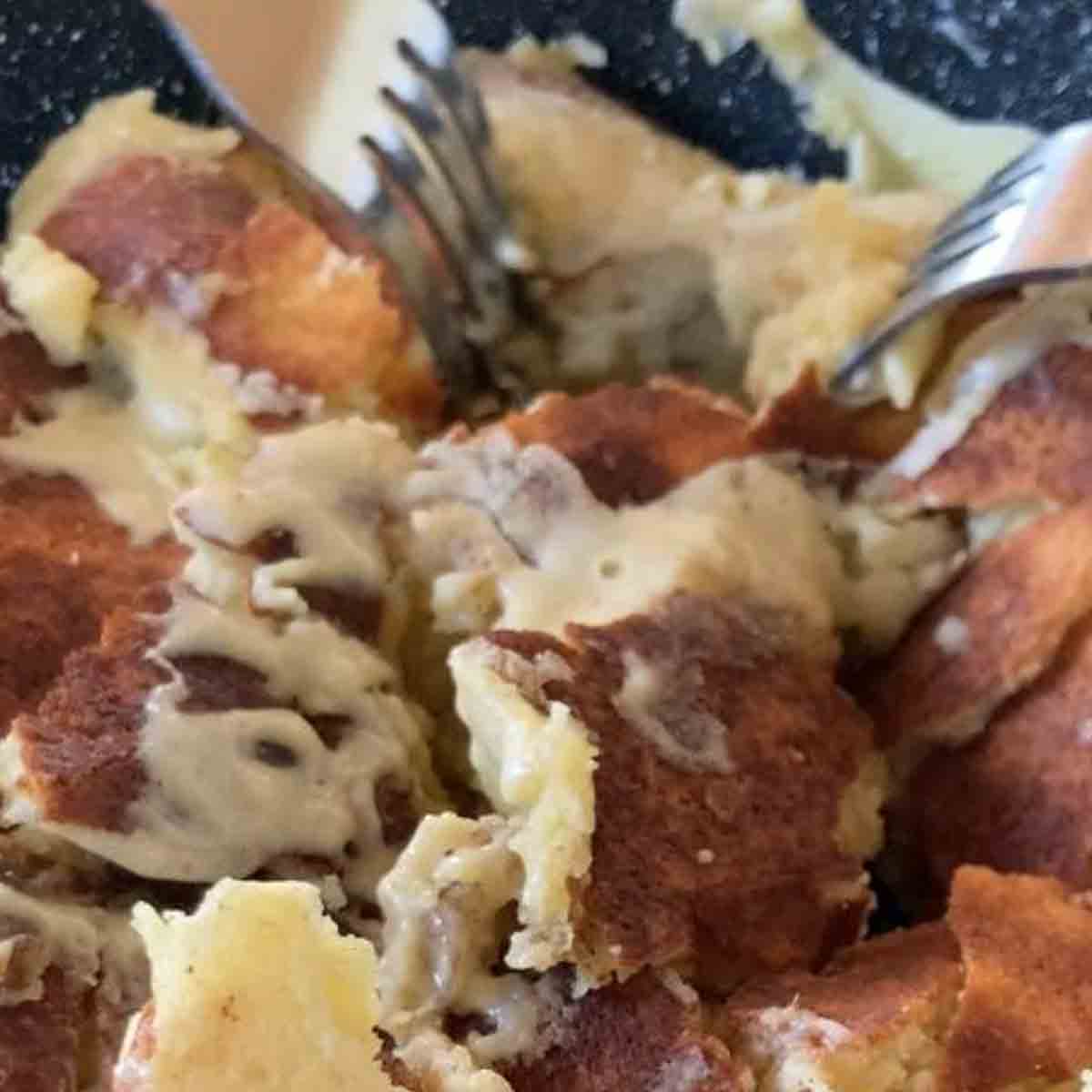 Kaiserschmarrn mit zwei Gabeln zerreißen