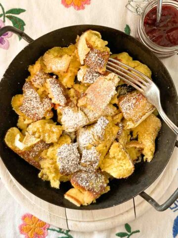 Einfacher Kaiserschmarrn mit Staubzucker