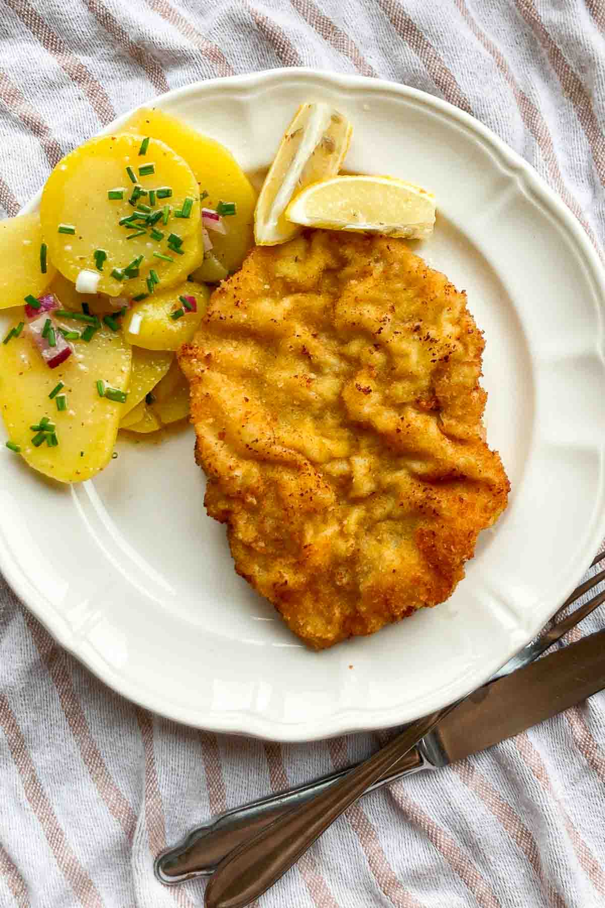 Wiener Schnitzel mit Kartoffelsalat und Zitronenspalte