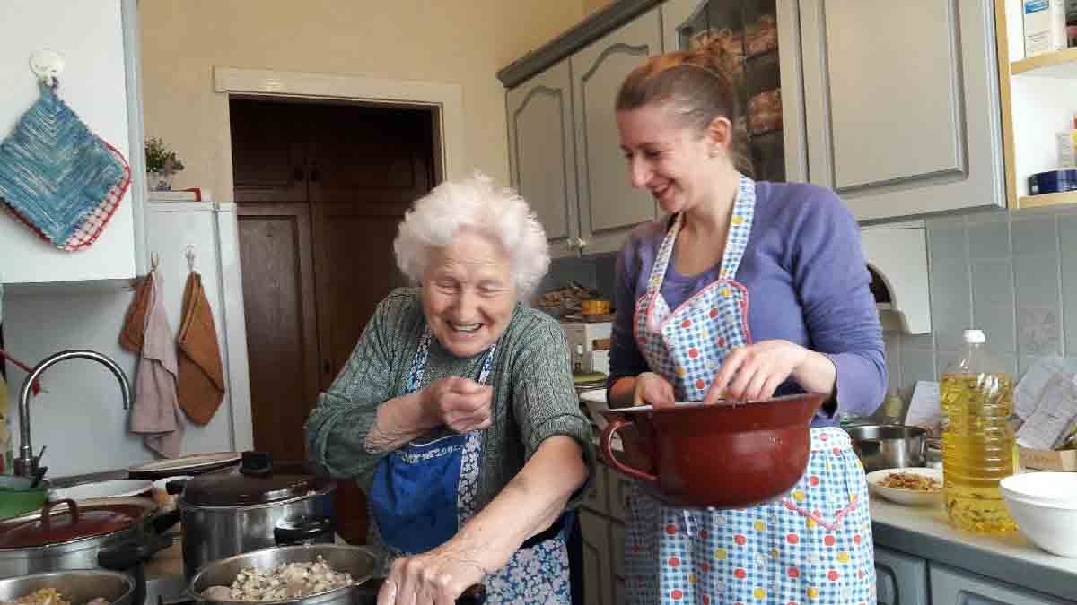 Angelika Kreitner-Beretits mit ihrer 95-jährigen Oma bei einem Lachanfall in der Küche