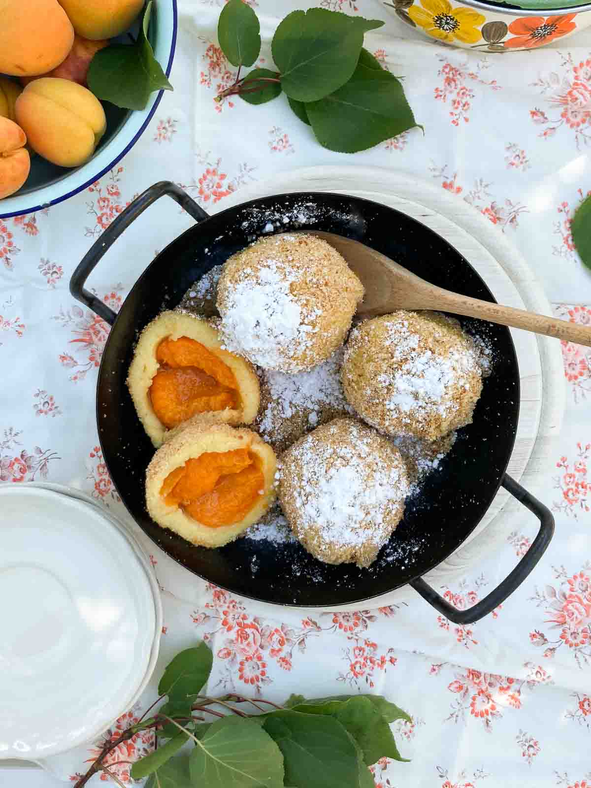 Marillenknödel aus Kartoffelteig angerichtet in gusseiserner Pfanne | Apricot dumplings with potato dough