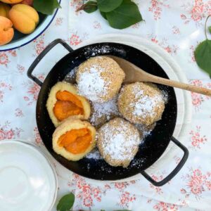 Marillenknödel aus Kartoffelteig in gusseiserner Pfanne | apricot dumplings with potato dough