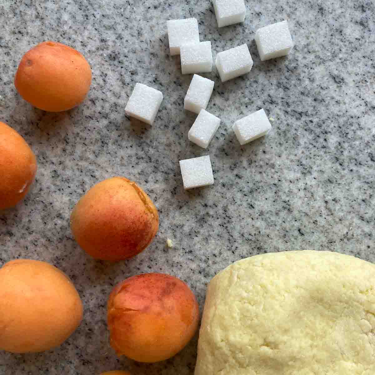 Marillenknödel mit Würfelzucker in der Mitte