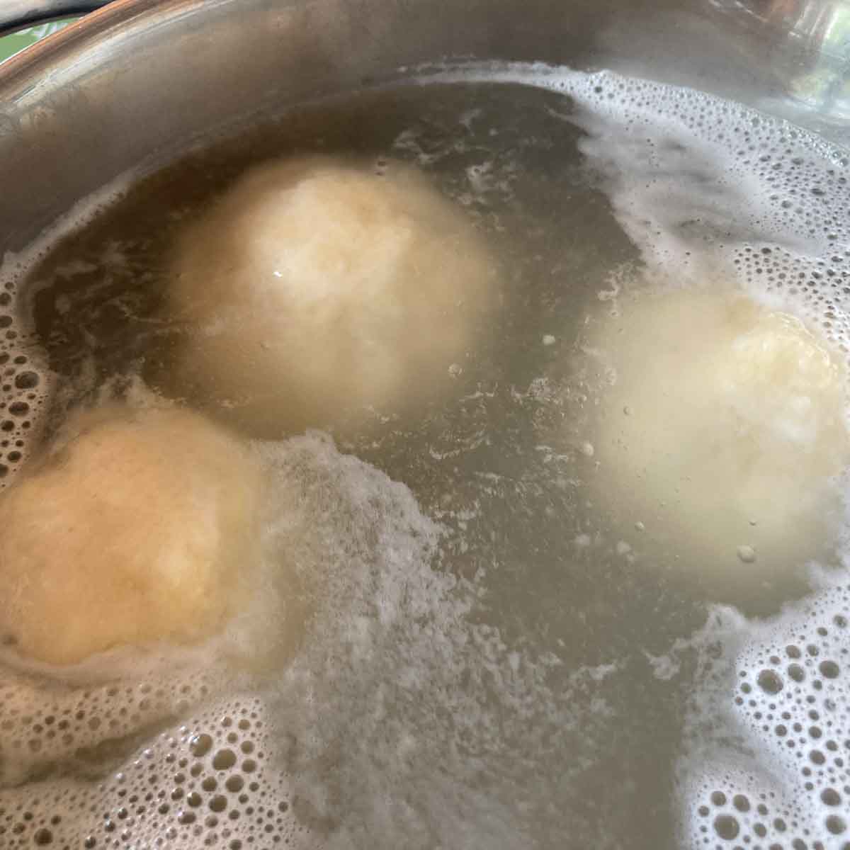 Knödel köcheln lassen