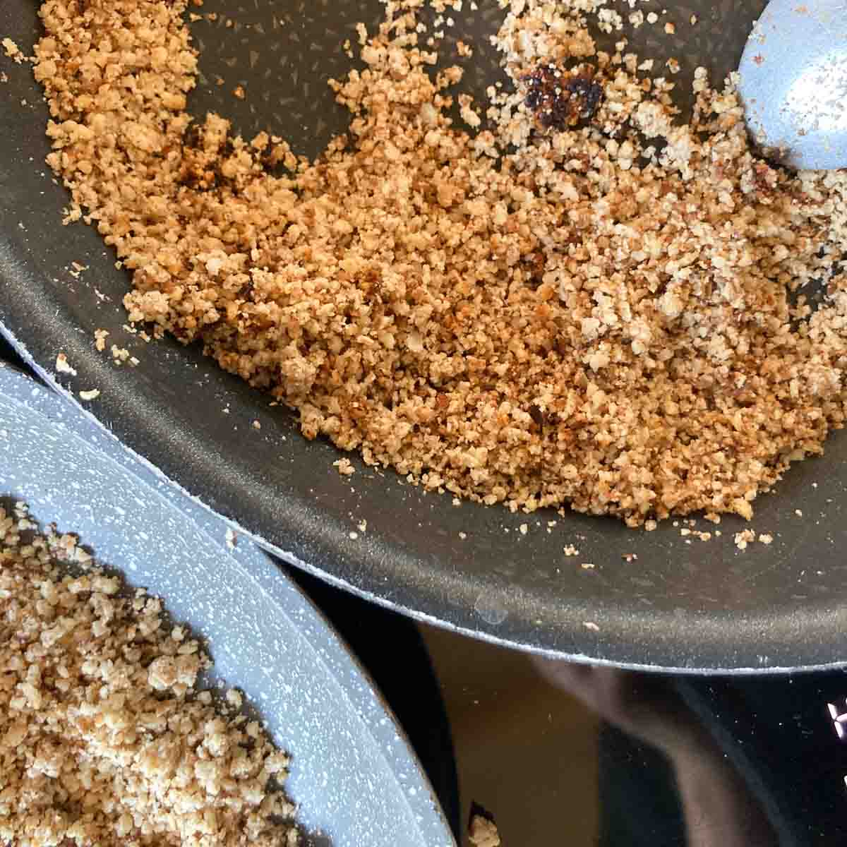 Brösel rösten | Roasting Breadcrumbs