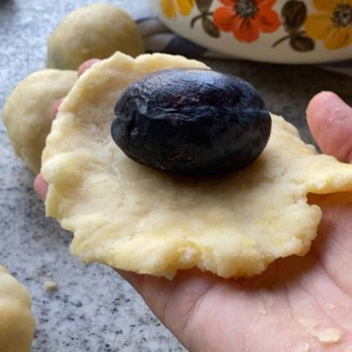 Zwetschkenknödel formen