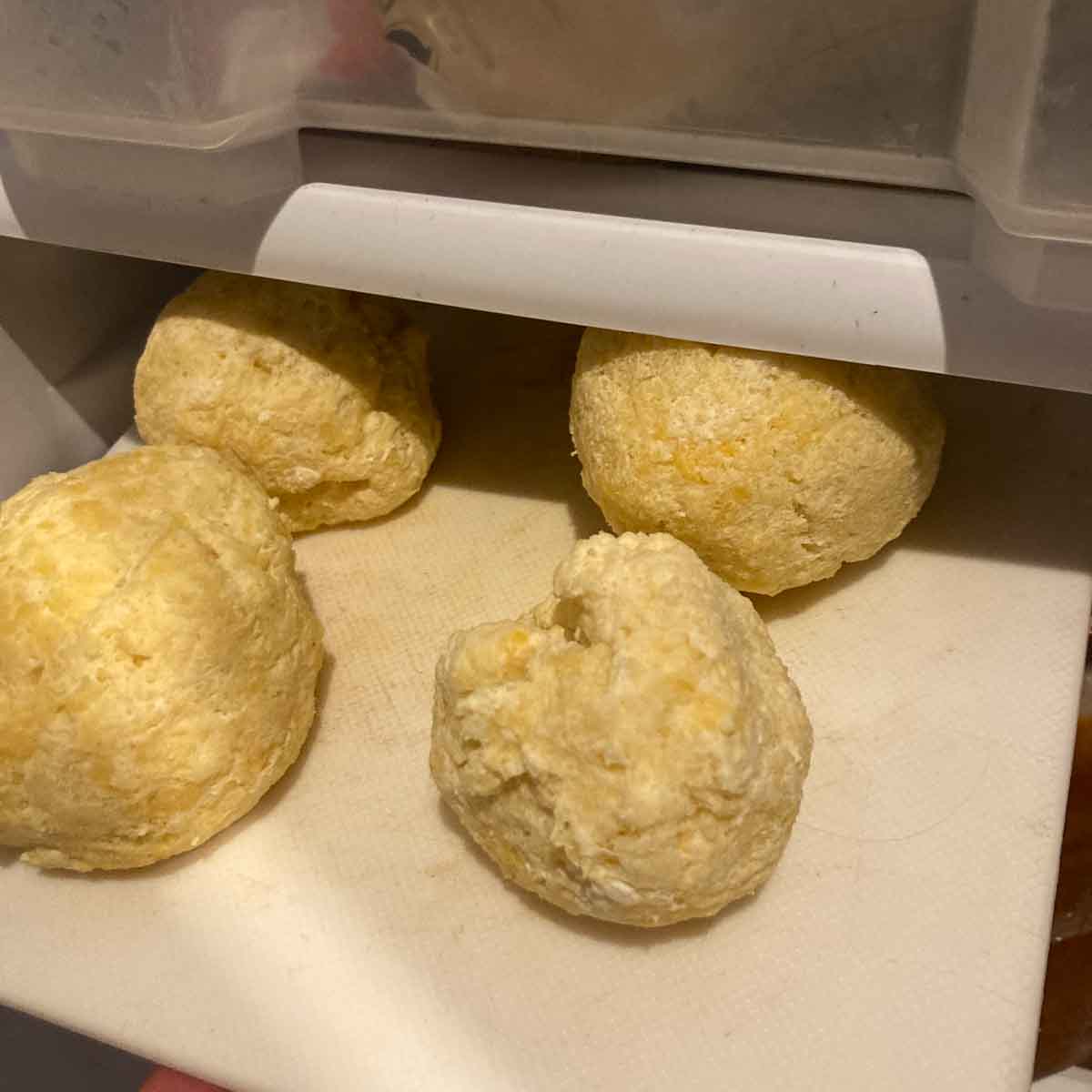 Knödel aus Kartoffelteig getrennt einfrieren auf Tablett oä