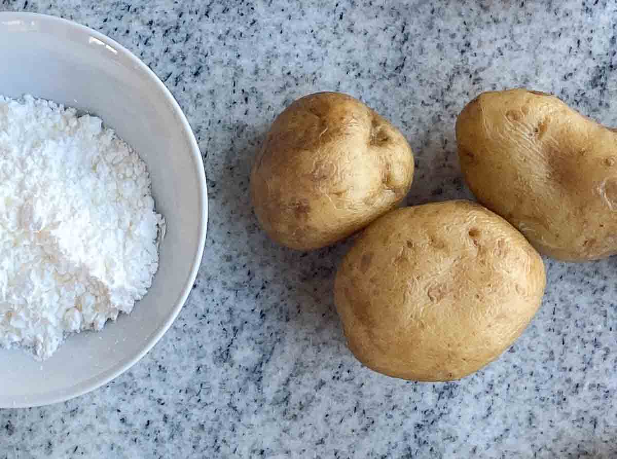 Zutaten für veganen Kartoffelteig: Kartoffeln und Stärke
