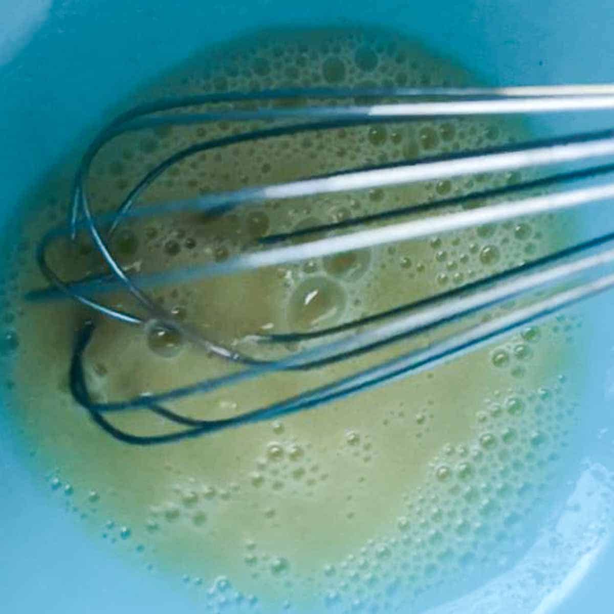Veganen Ei-Ersatz mit Wasser mixen